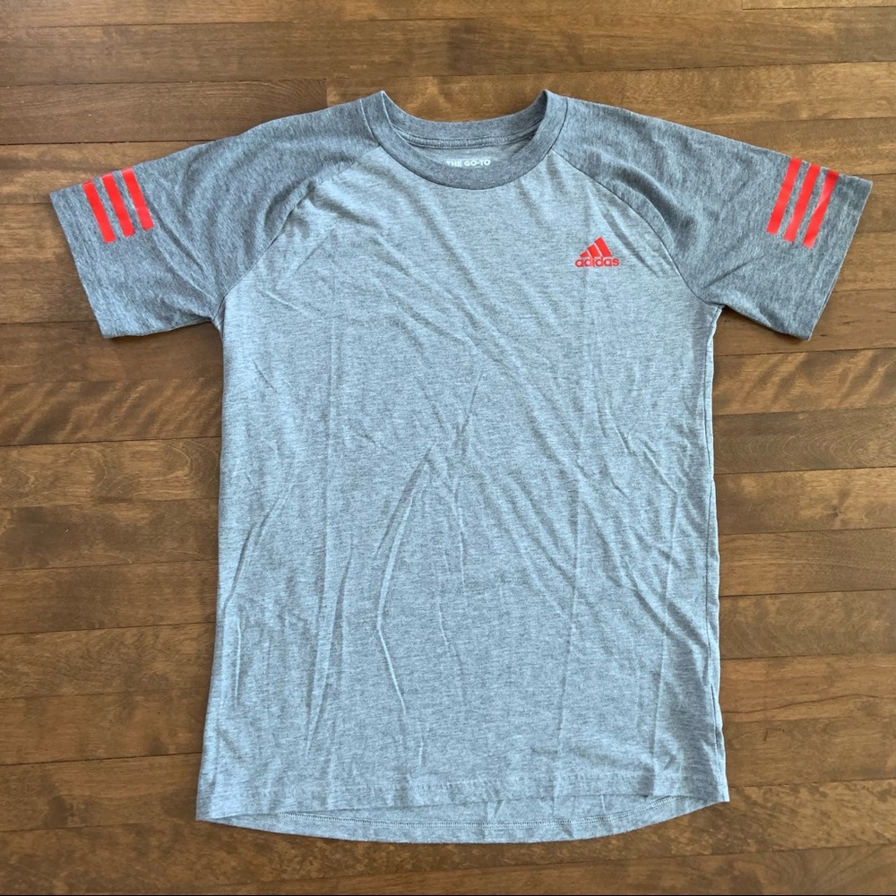 Adidas THE GO-TO TEE  / Colour: Grey/RED / Size: Boys L/G